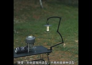 โต๊ะพับอเนกประสงค์สำหรับกลางแจ้งโต๊ะตะแกรงห้อยโต๊ะข้างชั้นเก็บของเตารีดพกพาตั้งแคมป์ที่ใส่โคมไฟพับได้เป็นเรากำลังให้ช่วย (กรอบแสงขยายได้ถึง 82 ซม)