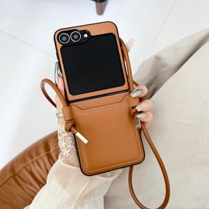 เคสโทรศัพท์มือถือแบบพับได้สำหรับ Samsung ZFlip7/6/5 พร้อมกระเป๋าใส่บัตรแบบหนัง สายสะพายข้าง ป้องกันการตกหล่น ดีไซน์เรียบง่าย สำหรับธุรกิจและบุคลิกภาพ