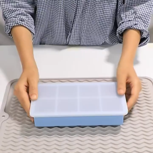 ถาดน้ำแข็ง วัสดุ ผลิตจากซิลิโคน ยืดหยุ่นได้ดี ไม่เสียรูปง่าย น้ำแข็งก้อนแยกออกง่าย