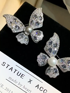 Ganten🍎Bros Mutiara Kupu-kupu Kristal Mode/Bros Paduan Pin Mewah Wanita/Aksesoris Jas Pesta COD