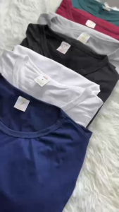 เสื้อยืดสีพื้น คอกลม เนื้อผ้าใส่สบาย เรียบหรู ดูดี ใส่ได้ทั้งผู้ชายและผู้หญิง