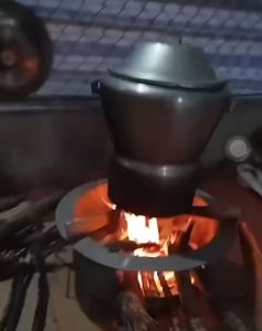 Bếp nấu củi thông minh tiết kiệm củi và nhiên liệu dễ dàng di chuyển khi sử dụng