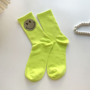 ถุงเท้ารองเท้าบูทสั้นแฟชั่นหน้ายิ้มประดับพลอยเทียมสีเขียวแบบออริจินัลถุงเท้าแบบซ้อนอินเทรนด์สีลูกกวาดลายแนวตั้งสไตล์เกาหลีแมทช์ลุคง่าย