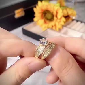 Bộ 2 Món Huitan Nhẫn Trang Sức Thời Trang Dành Cho Nữ Bạc/Vàng Full Bling Iced Out Cubic Zirconia Phụ Kiện Cưới Sang Trọng Thiết Kế Hình Học Hợp Thời Trang