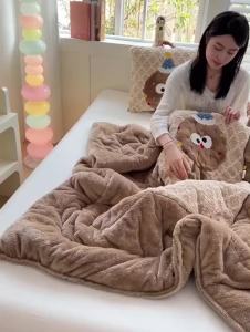 คุ้กกี้การ์ตูนตุ๊กตาหมอนผ้าห่มแบบพกพาแบบพกพาแบบสองในหนึ่งสำนักงานอุ่นผ้าห่มนอนกลางวัน