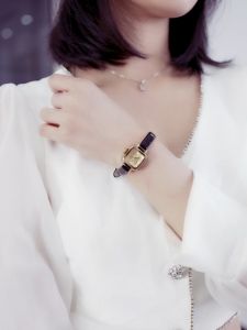 REBIRTH Jam Tangan Wanita Korea Antik Persegi Mini Kuarsa Tali Kulit Jam Tangan Cewek 2047