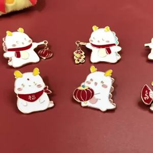 2024 Hiasan Beg Galas Lencana Naga Kartun Comel Tahun Naga Kerongsang Logam Peribadi Aksesori Pakaian Kancing Pin