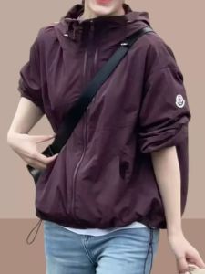 เสื้อแจ็คเก็ตกันหนาวแบบมีฮู้ดสไตล์สปอร์ตสำหรับผู้หญิง แฟชั่นฤดูใบไม้ผลิและฤดูใบไม้ร่วง ดีไซน์ทันสมัย ​​เสื้อคลุมกันหนาวแบบมีซิปสองชั้นสำหรับกลางแจ้ง