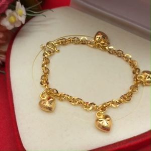 สร้อยข้อมือลายห่วงกลมห้อยจี้หัวใจพ่นทรายตัดลาย ความยาว 6 นิ้ว ชุบทอง ทองสวย ใส่ได้ทุกโอกาส ใส่อาบน้ำได้