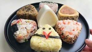 ชุด3ชิ้น แม่พิมพ์ข้าวปั้นซูชิพลาสติก ทรงสามเหลี่ยม สําหรับทําข้าวปั้น เบนโตะ ชุดซูชิ DIYทำอาหาร