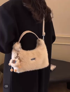 SEA YADOU  กระเป๋าสะพายผ้าขนสัตว์สำหรับผู้หญิงสไตล์น่ารัก ดีไซน์ทันสมัย มีของแขวนลายการ์ตูน เหมาะกับการใช้งานประจำวัน