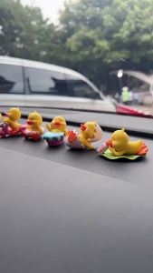 Set vịt số 3 - vịt lái xe trang trí đỉnh màn hình bàn làm việc bàn học taplo ô tô dán xe máy làm quà tặng