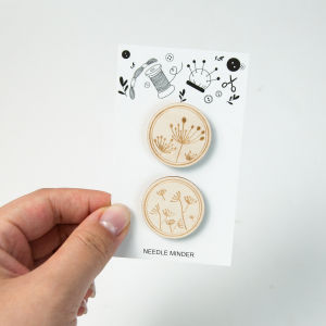 2pcs/set Round Magnetic Needle Minder Retro Painted Magnetic Needle Nanny Pin Holder Embroidery Needle Magnet Pin Holder for Sew