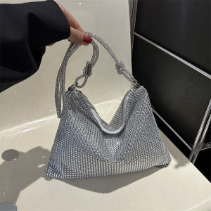 กระเป๋าผู้หญิงประดับพลอยเทียมยอดนิยมแบบใหม่ปี2023กระเป๋ารัดต้นแขนสะพายไหล่สไตล์ตะวันตกดูแพงกระเป๋าทรงจีบสะพายข้างสายโซ่นิชแบรนด์