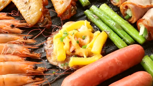 Bếp lẩu nướng Đa năng 2 trong 1 Công suất 2200W bề mặt chống dính truyền nhiệt nhanh tiện lợi cho mọi gia đình