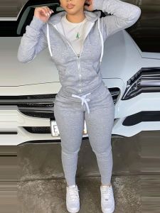 ชุดกีฬาสองชิ้นแขนสั้นทรงสลิมฟิตพร้อมเชือกผูกหัว ชุดกีฬาลำลองสำหรับผู้หญิงในฤดูหนาวปี 2023 คอตั้ง สวมหัว ขาสั้น