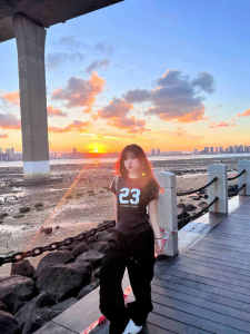 เสื้อยืดแขนสั้นลายทางสีบล็อกสำหรับผู้หญิงในช่วงฤดูร้อน เสื้อสปอร์ตทรงสลิมฟิต คอกลม แขนสั้น ทรงเข้ารูป ทรงเข้ารูป เสื้อสเวตเตอร์