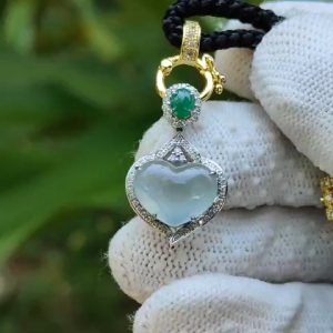 Highly Translucent Heart Shape Natural Type A Jadeite pendant set with 18k Gold with 1 green cabochon weight 2.27 gram 10.70 * 12.51 * 4.05mm with NGI report colorless (18kp6)