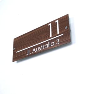Nomor Rumah Wooden Bahan ACP Huruf Timbul 15 x 40cm Model 02 Hiasan Dinding