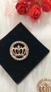 Trâm cài áo đính đá tam giác - Cái áo hình vương niệm