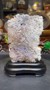 very rare amethyst stone 收藏品观赏石🔮 💯天然稀少原石彩矿🌈满天星花晶簇 闪亮的白水晶花簇 加上正背面的彩矿原生结晶👍 寓意唯美 🌈彩色让人愉悦、结花结果👍  🆓附送特制实木底座