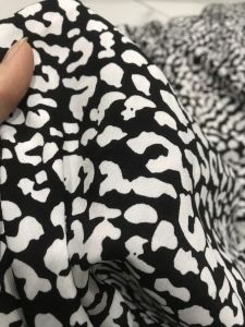 vải lụa hàn họa tiết da beo trắng đen_( khổ 1m5) mềm rũ may đầm váy áo dài vv