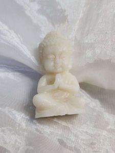 เทียนหอม ไขถั่วเหลือง รูปทรง เณรน้องนั่งสวดมนต์ - ขนาด 2.5×3.5×6.3 cm. Soy waxออร์แกนิก