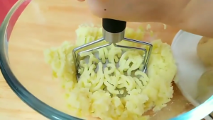 ที่บดมันฝรั่ง ที่บดละเอียด กดมันฝรั้ง บดละเอียด เครื่องบดมันฝรั่งแบบสเตนเลส ที่บดมันฝรั่ง ฟักทอง กระเทียม กล้วย ผลไม้ โคลน แรงดัน แบบสเตนเลส สองชั้น [จัดส่งจากกรุงเทพฯ 24H]