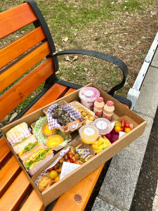 Outdoor Picnic Disposable Sushi Box Lightweight Paper Material Long Rectangle Shape for Camping And Barbecue Fruit Packing Box