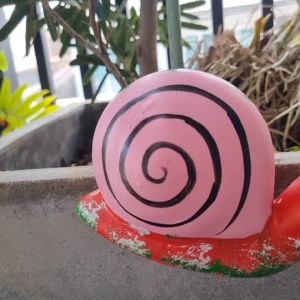 รูปปั้นสัตว์ ตุ๊กตาสัตว์ หอยทาก ปูนปั้น ตุ๊กตาหอยทาก ประดับรั้ว ประดับบ่อน้ำ บ่อน้ำพุ ริมสระ ประดับสวน ประดับรั้ว ประดับริมบ่อสระบัว ขนาดเล็ก สีชมพู สูง 12 ซม Pink Snail Figurine