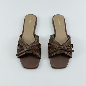 รองเท้าแตะส้นแบนผ้าตาข่ายสำหรับผู้หญิง ฤดูร้อนปี 2025 แบบใหม่ ดีไซน์หัวเข็มขัด ระบายอากาศได้ดี ใส่สบาย กลางแจ้ง