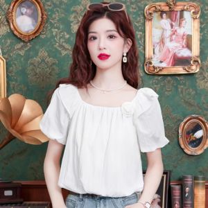 WANGGONGZHU | เสื้อเชิ้ตผ้าชีฟองแขนสั้นทรงหลวมสไตล์ฝรั่งเศสสำหรับผู้หญิงในช่วงฤดูร้อนปี 2025 ดีไซน์ใหม่ หวาน สไตล์เกาหลี แขนพอง ปกเหลี่ยม