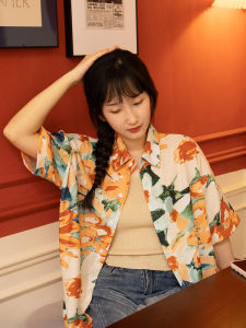 เสื้อเชิ้ตแขนสั้นผู้หญิงพิมพ์ลายฮาวายสีส้ม ดีไซน์ฤดูร้อน เสื้อเชิ้ตคอโปโลทรงหลวม สไตล์ฮ่องกง ผ้าฝ้ายผสมโพลีเอสเตอร์