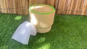 กระติบข้าว กล่องข้าว วัสดุจากคล้า ขนาดกว้าง 7 นิ้ว สูง 7 นิ้ว ฝาและฐานรองด้วยกระสอบปุ๋ยสีขาว พร้อมผ้าขาว 1 ชิ้น ขนาด 10 นิ้ว