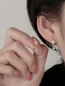 925 Sterling Silver Zircon Flower Earrings Womens Luxury Design Sweet Korean Style Petal Ear Jewelry Fashionable Floral Accessories