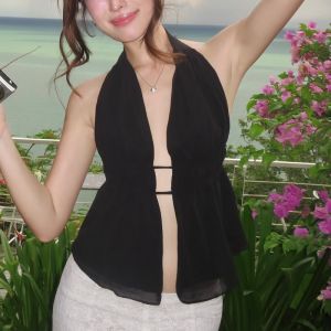 เสื้อกั๊กสายเดี่ยวเซ็กซี่สำหรับผู้หญิง ทรงเข้ารูป ดีไซน์เปิดหลัง ผ้าฝ้ายผสมโพลีเอสเตอร์ ฤดูร้อน 2025 เสื้อกั๊กคอวี