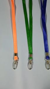 สายคล้องคอ กว้าง 10 มิล ยาว 18 นิ้ว ริบบิ้นมีความเงา พร้อมตัวคล้องโลหะ มี 6 สี (แพ็ค 10 เส้น) เหมาะกับใช้แขวนป้ายชื่อ เห็นได้ชัด