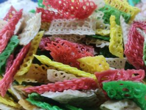 kerupuk bawang 500gr (gratis royco sacet 1pc)