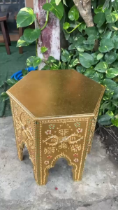 โต๊ะไม้แกะสลัก โต๊ะข้าง ย 42x42xส 49 cm หกเหลี่ยม โต๊ะกลาง วางหัวเตียง ฐานพระ แบบทองเก่าโบราณ และปิดทองคำเปลว เดินเส้นประดับกระจกหลากสี