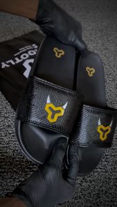 Rootly - Sandal Slide Pria Full Embos Gold