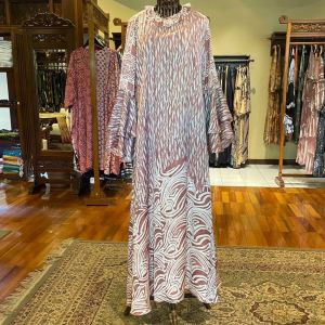 Lisa Dress by Dian Pelangi LIMITED EDITION Busana Muslim Baju Maxi Gamis Abaya Kaftan Gaun Outfit Pesta Pernikahan Kondangan Casual Formal Wanita Hijaber Cantik Anggun Modis Modern Elegan Mewah Model Korea Terbaru Motif Batik Abstrak Hand Made Kekinian
