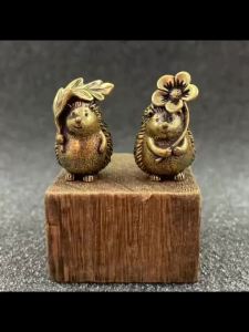 Collectible FigurinesBrass Hedgehog Statue with Leaf And FlowerCute Home Desktop And Office Bookshelf Decorationfor Gifting