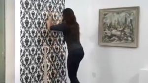 Wallpaper Sticker Dinding Kamar Tidur Aesthetic Welpeper Ruang Tamu Elegan Motif Salur Garis