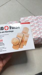 Hộp băng gâu y tế tiện lợi (100 miếng các kích thước)