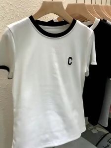 white july🌸พร้อมส่ง เสื้อแฟชั่นผญๆ เสื้อยืด เสื้อยืดแขนสั้นสีขาวปักลายคอกลมเรียบง่ายสไตล์เรโทร