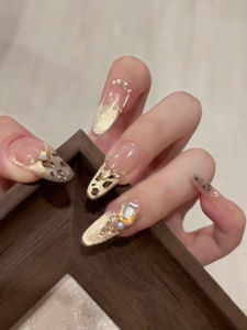 เล็บประดับเพชรแบบสวมใส่ ลายเสือสีเงิน ลูกไม้ฝรั่งเศส แวววาว ผลิตจากฝีมือช่าง ผลิตภัณฑ์เสริมสวยสำหรับเล็บ