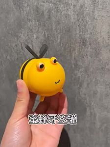 Bee Toothpick Dispenser Cartoon Bee Shape Toothpick Box Moisture-proof Resin Toothpick Holder