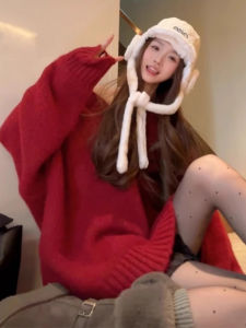 เสื้อสเวตเตอร์ถักสีแดงสำหรับผู้หญิง ฤดูหนาวปี 2024 เสื้อคลุมยาวปานกลาง ทรงหลวม ปกโปโล แขนยาว ปกติ อบอุ่น ใส่ได้ตลอดทั้งปี