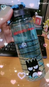 กระบอกน้ำดื่ม แบดแบด 22 oz.(1 ชิ้น)  ถือจับถนัดมือ ขนาดกระทัดรัดพกพาสะดวกสบาย มีสายสำหรับห้อย  สีสรรสดใสน่ารักน่าใข้