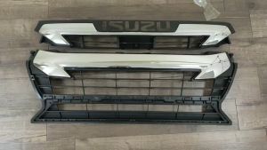 J121S04 CHROME FRONT GRILLE ISUZU D-MAX 20YR RG01 2 DOOR